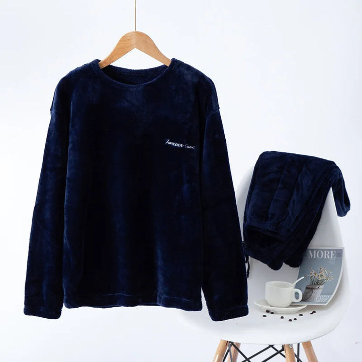 Comfortabele heren pyjama, tweedelig, ideaal als winter loungewear. Zacht en warm.