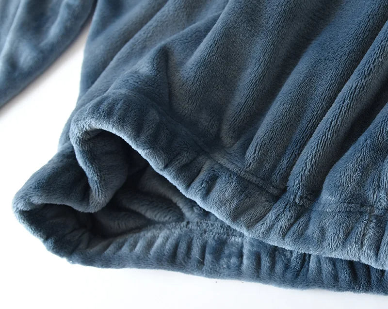 Tweedelige winter pyjama voor heren, comfortabele en modieuze nachtmode.