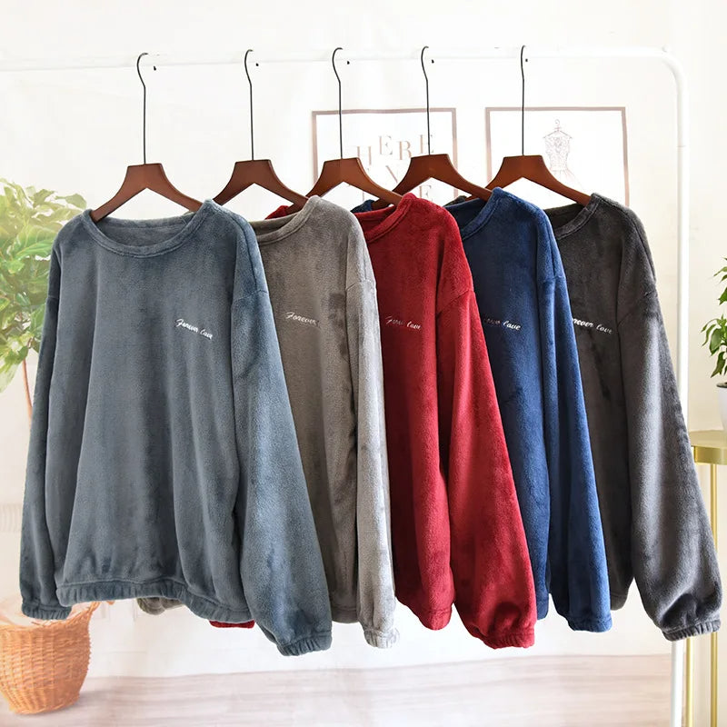 Grijze heren winter pyjama set, comfortabele loungewear outfit voor mannen.