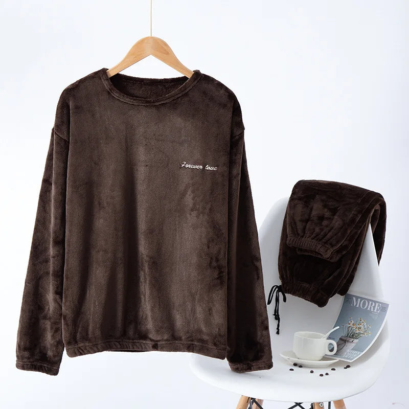 Blauwe geruite heren pyjama, warme loungewear voor mannen in de winter.