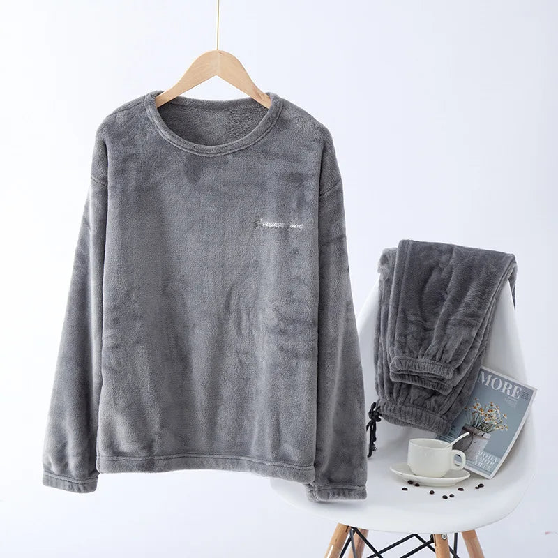 Zachte heren nachtmode: winter pyjama set met lange mouwen en broek.