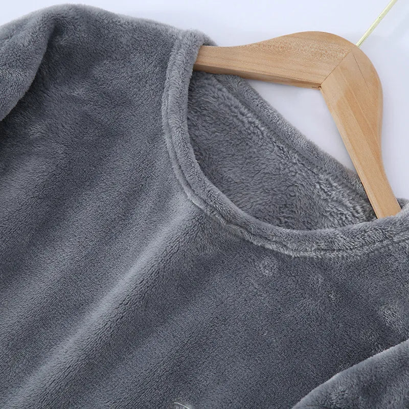 Tweedelige heren pyjama, perfecte winter nachtmode en loungewear outfit.