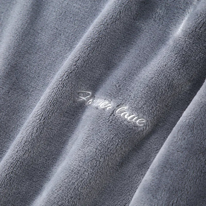 Zwarte heren pyjama set, comfortabele en warme kleding voor de winter.
