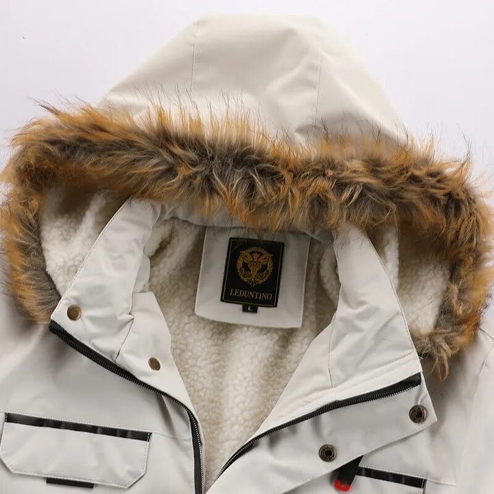 Stijlvolle heren parka met capuchon, ideaal voor stedelijke winterse looks.