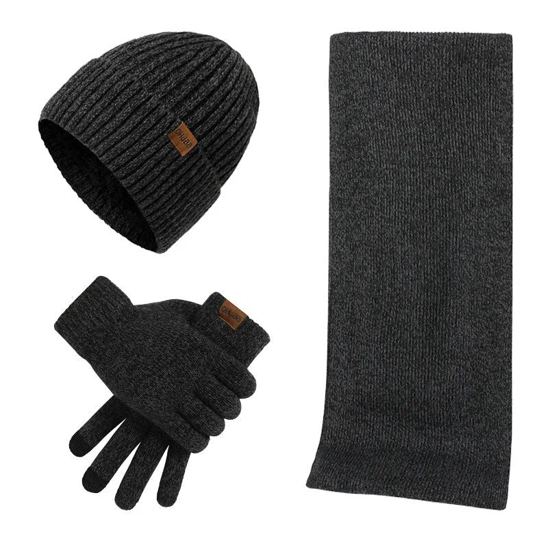 Detailopname van de gebreide textuur van de warme heren winterset: muts, sjaal & handschoenen, kwalitatieve accessoires.