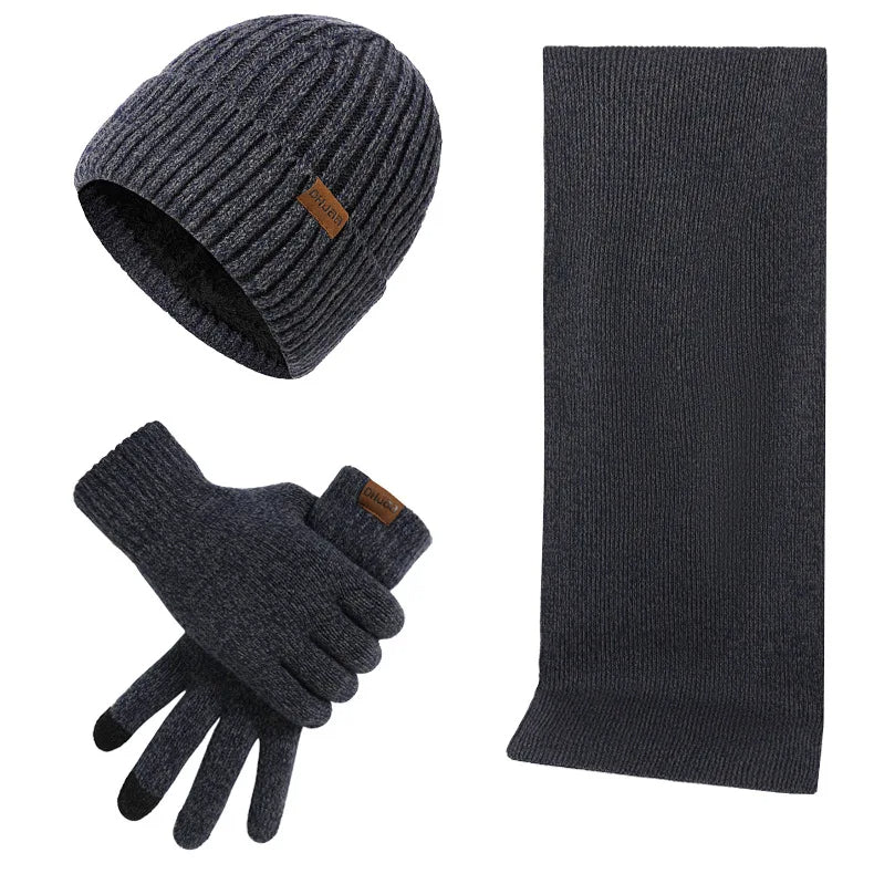 Man draagt warme heren winterset met gebreide muts, sjaal & handschoenen, stijlvol & functioneel voor de winter.