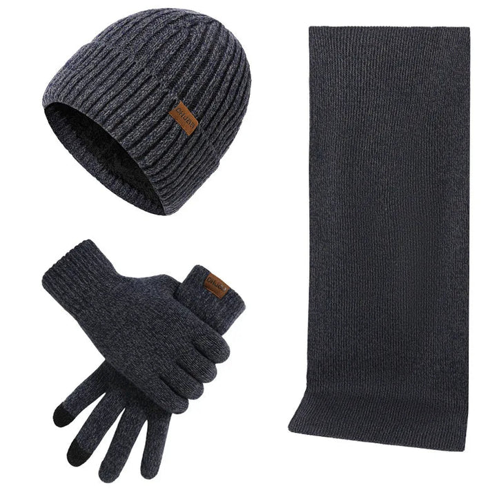 Man draagt warme heren winterset met gebreide muts, sjaal & handschoenen, stijlvol & functioneel voor de winter.