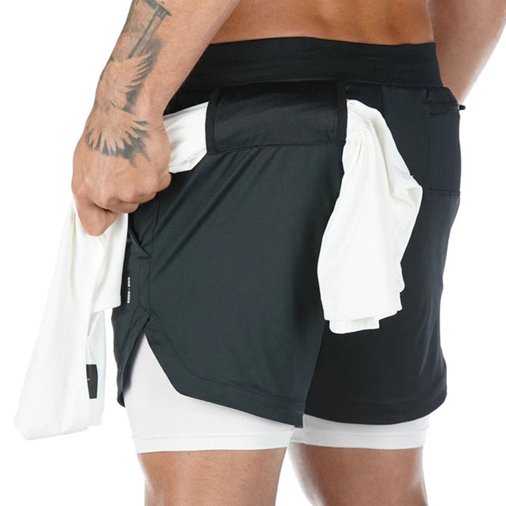 Achteraanzicht van de heren hardloopbroek met zichtbare shirtdrager.
