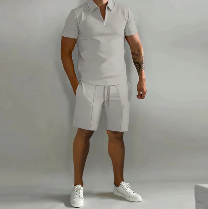 Close-up van het comfortabele heren poloshirt met rits uit de Dario zomer sportset, ideaal voor casual outfits.