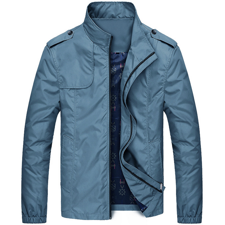 Stijlvolle heren zomerjas met opstaande kraag, ideaal voor een casual of moderne look. Lichtgewicht en comfortabel.
