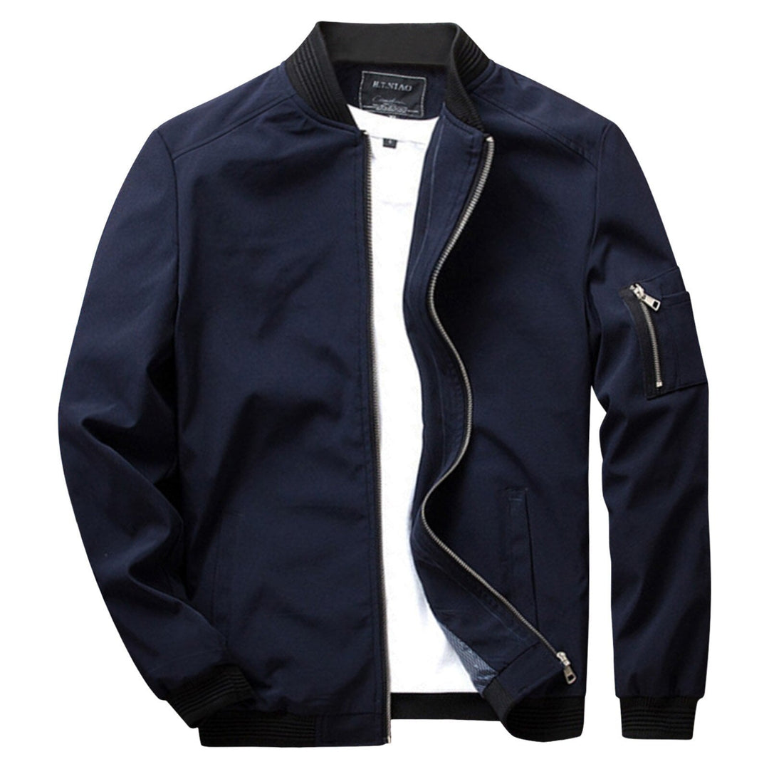 Focus op de lichtgewicht en ademende stof van deze comfortabele heren zomerjas. Ideale buitenkleding.