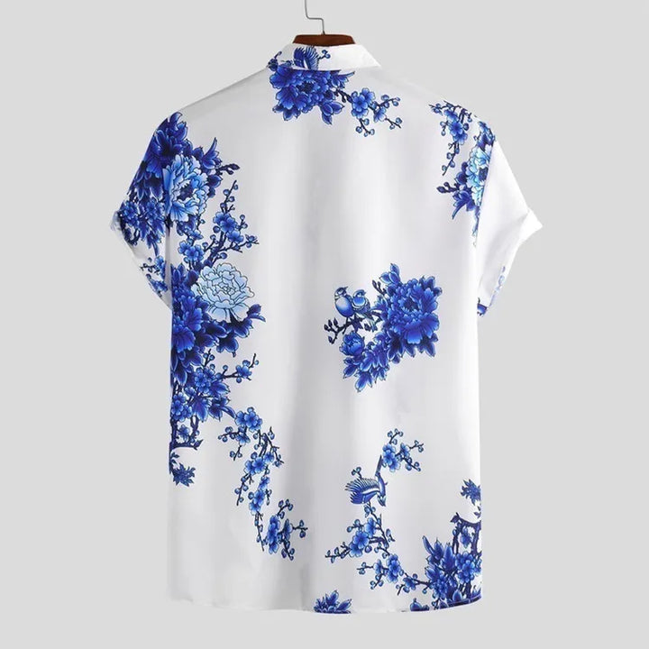 Casual heren overhemd met bloemenprint voor strand of zomer. Korte mouwen en lichte stof voor ultiem vakantiegevoel.