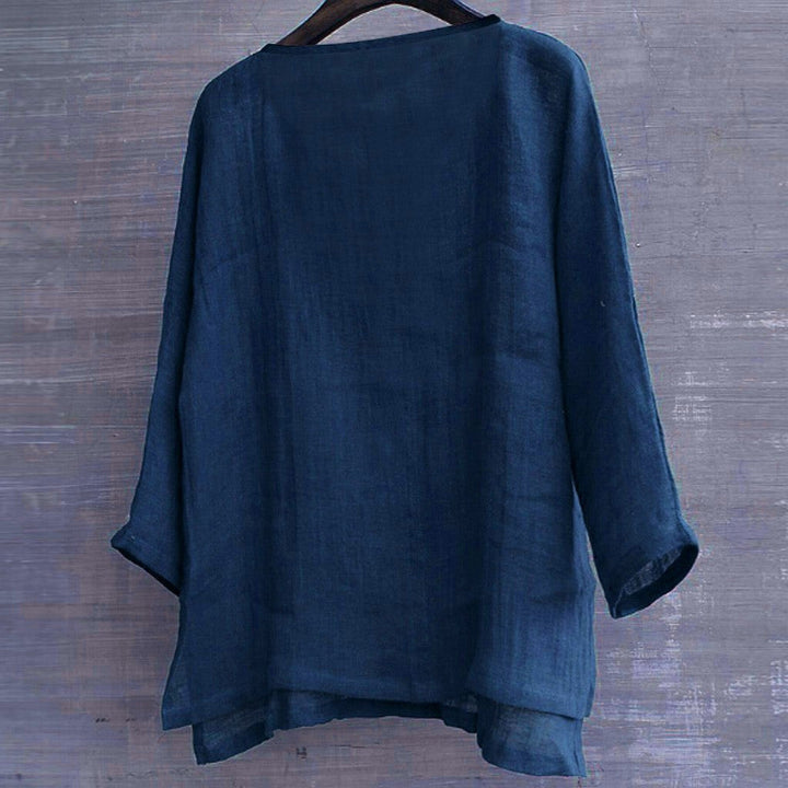 Close-up van de luchtige stof van deze comfortabele heren zomerblouse, ademend en veelzijdig.