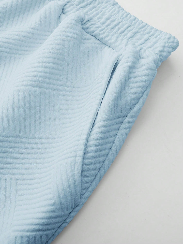 Man in heren zomerset: comfortabel T-shirt en sportshorts, relaxte pasvorm voor een casual en stijlvolle look.