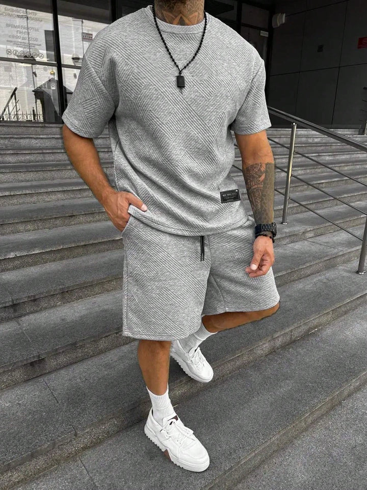 Veelzijdige herenset: kortemouw T-shirt en sportshorts, ideaal voor een comfortabele en casual zomeroutfit.