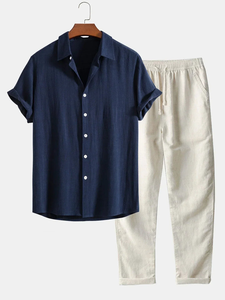 Heren zomerset, comfortabele broek & overhemd met losse pasvorm. Verkrijgbaar in marineblauw & koffiebruin voor casual stijl.