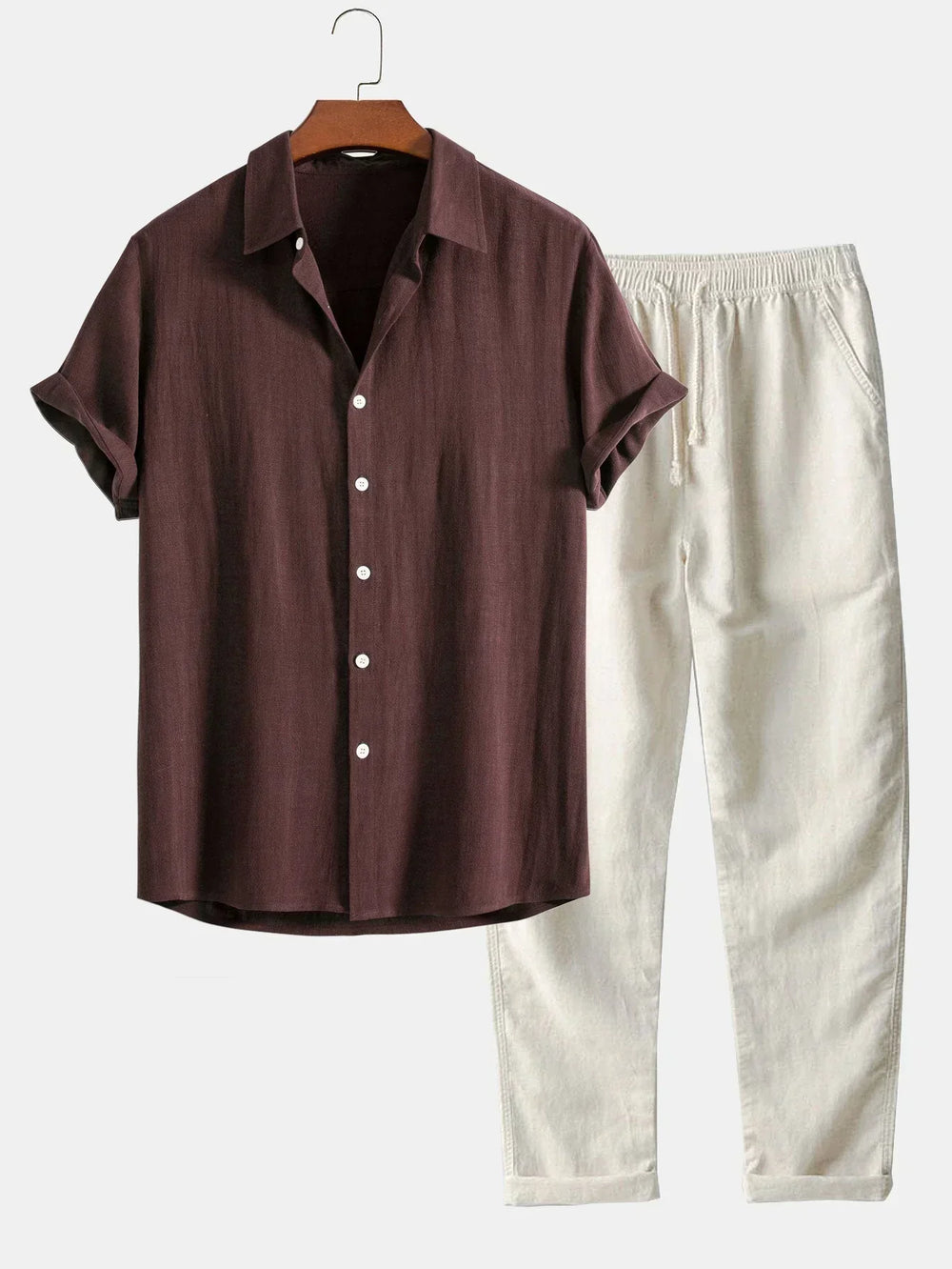 Modieuze heren zomerset: comfortabel overhemd en broek met losse pasvorm. Ideaal voor een ontspannen, casual look.