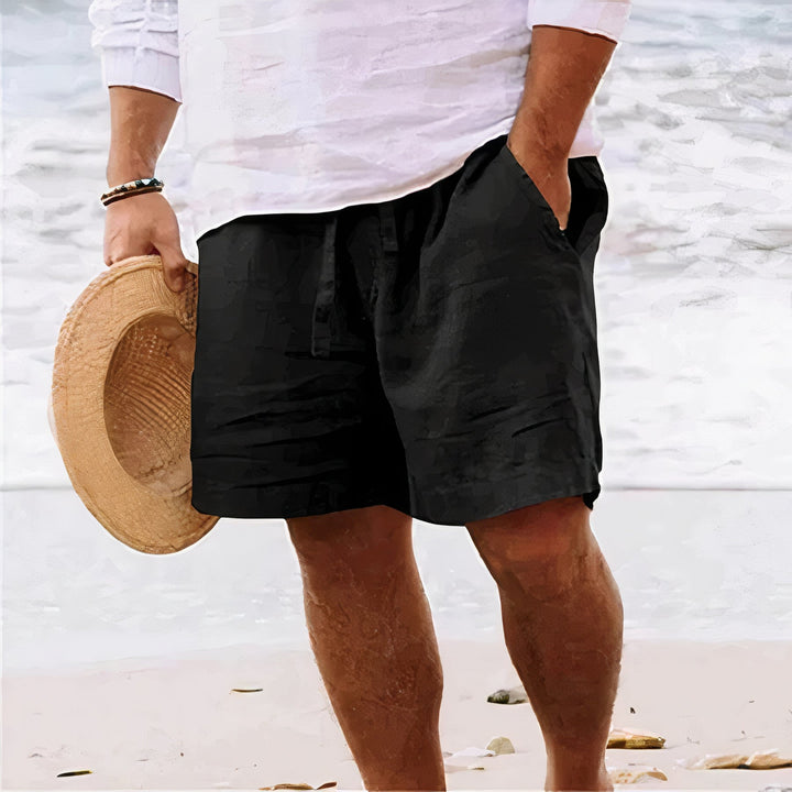 Model toont casual heren zomershorts in grijs, ideaal voor mannenmode op warme dagen.