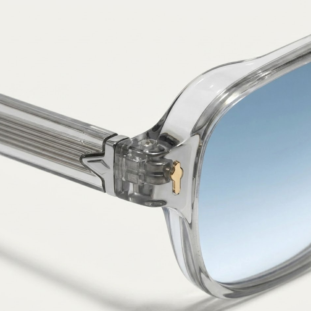 Zijaanzicht van heren zonnebril met transparant montuur en UV-filter