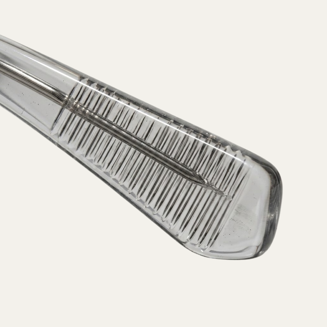 Detailopname van retro heren aviator zonnebril met dubbele neusbrug