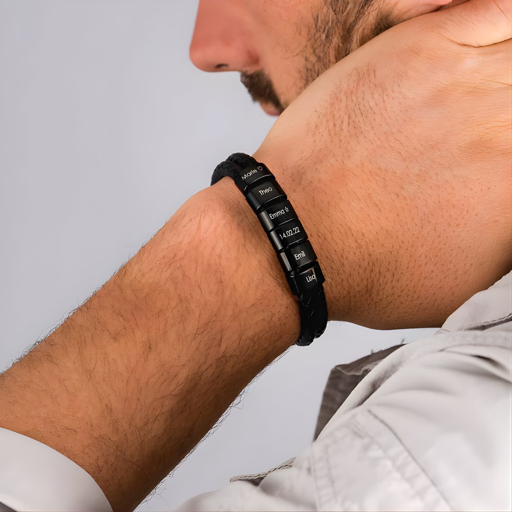 Stijlvolle heren armband met matzwarte kralen en gegraveerde edelstalen details, verstelbaar, ideaal als accessoire.
