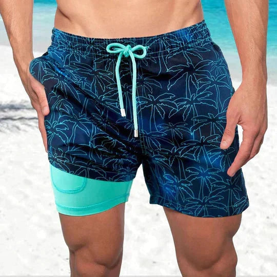 Detailopname van de herenzwembroek met tropische print op het strand