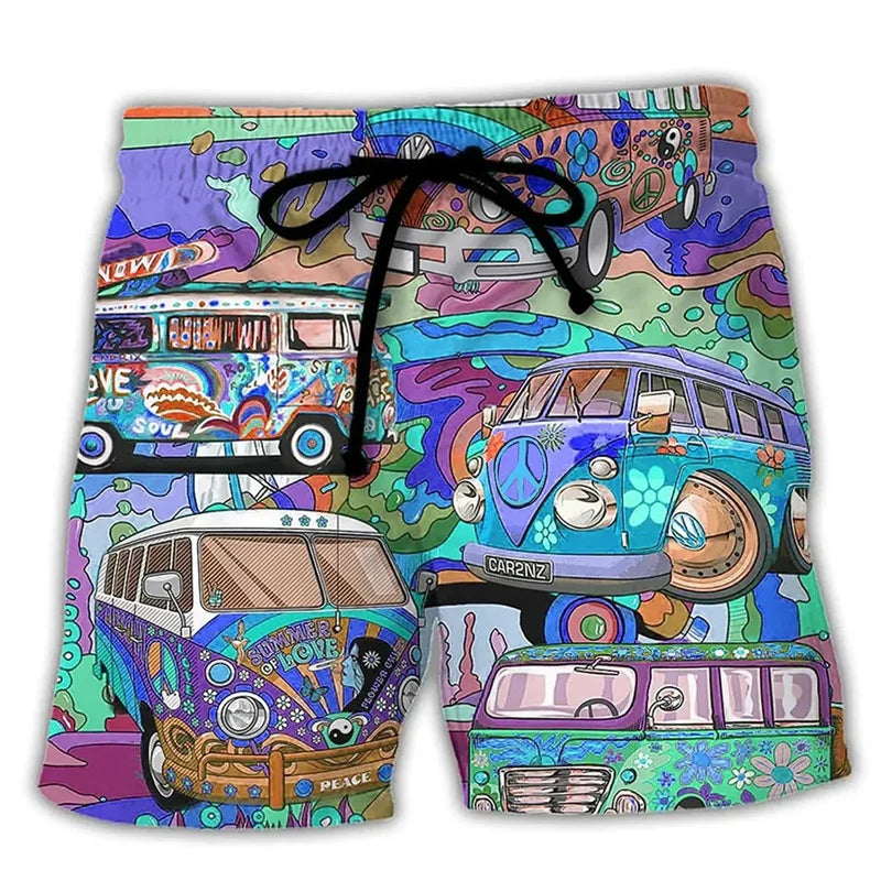 Man in modieuze heren zwemshort met graffiti print genietend van strand en zomerkleding.