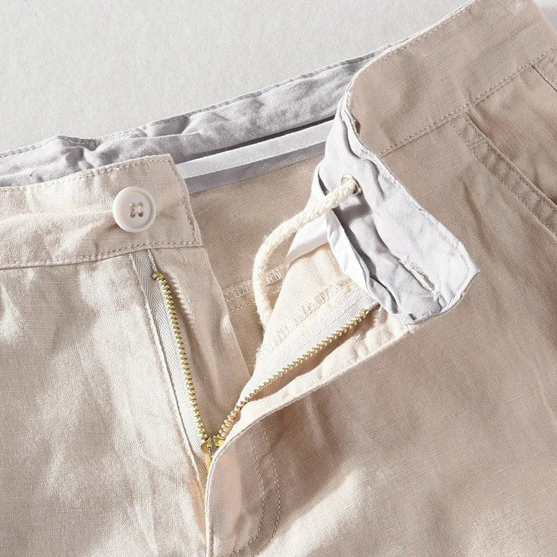 Herenshorts met knoopsluiting en rechte pasvorm, biedt comfort en een modieuze zomerlook voor herenkleding.
