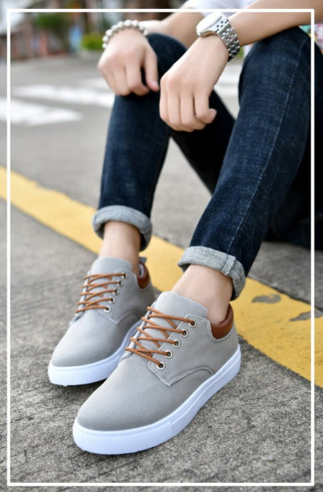 Voorzijde van de stijlvolle David sneakers, toont het gestroomlijnde design en de veters.