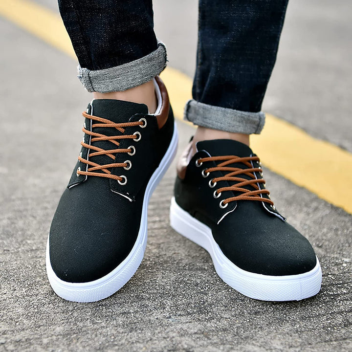 Zwarte herensneakers David van dichtbij, met focus op de veters en sportieve details.