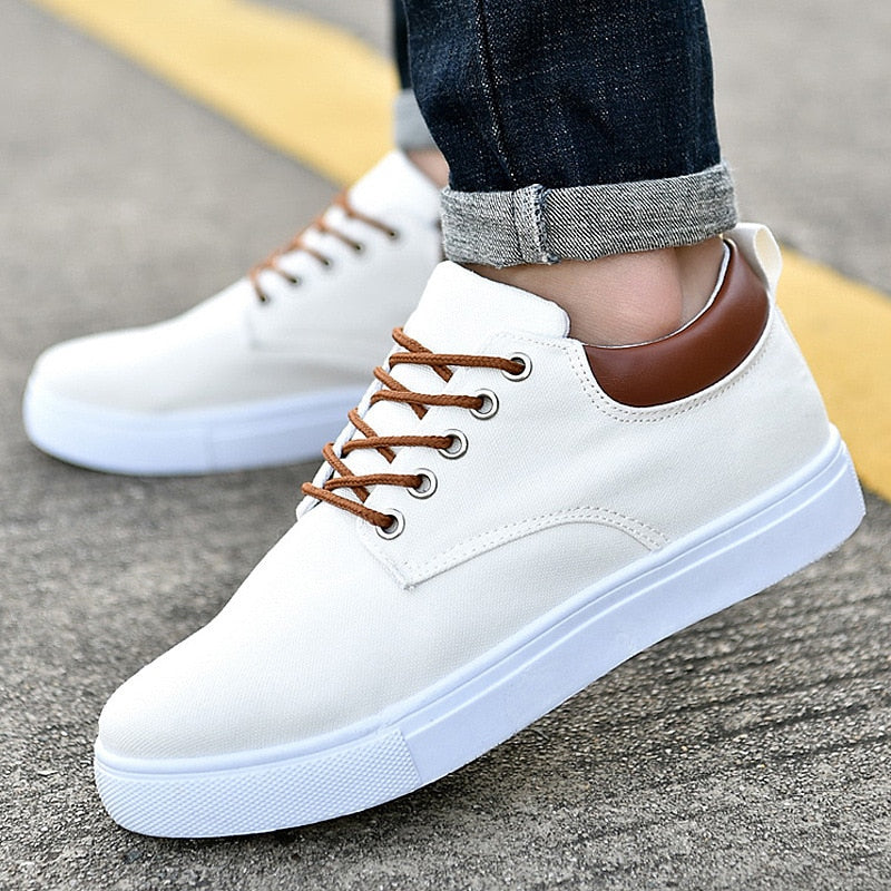 Zijkant van de stijlvolle David sneakers met witte zool, perfect voor casual herenmode.