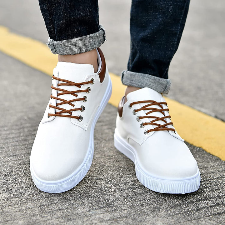 David sneakers op een voet, comfortabel en sportief, perfecte veterschoenen voor heren.
