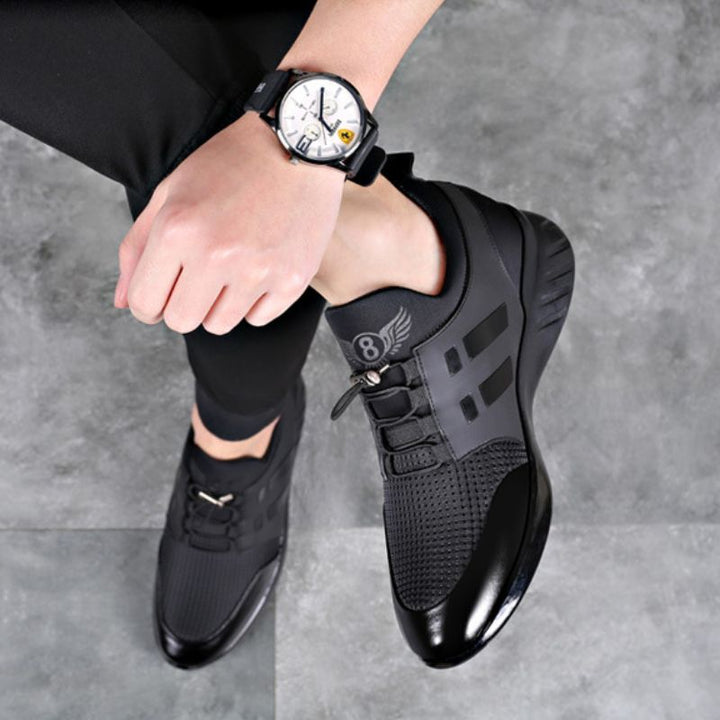 Detailopname van zwarte herensneakers van hoge kwaliteit voor dagelijkse schoenmode