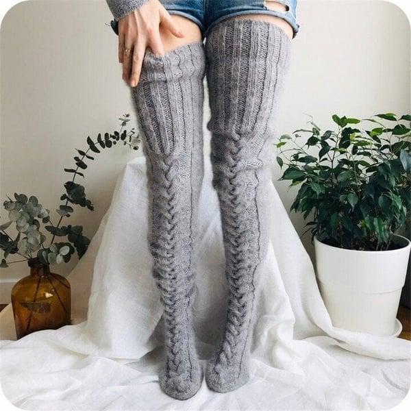 Hoge gebreide wollen dames sokken van WarmWool, ideaal voor warme en comfortabele voeten in de winter.