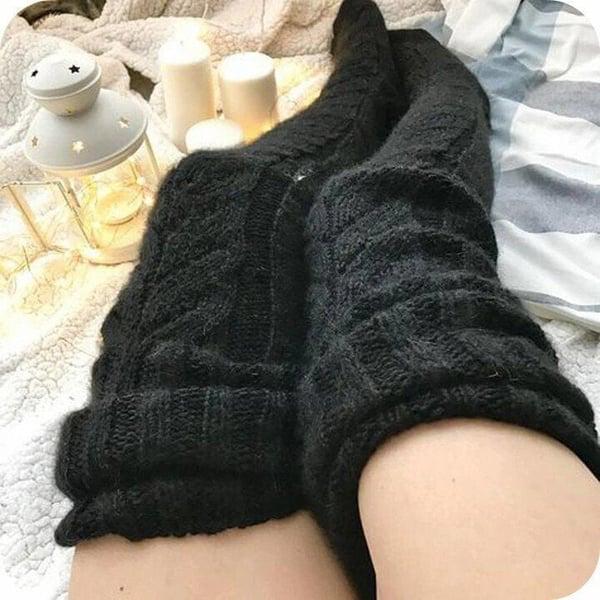 Warme wollen dames sokken, hoog gebreid, een essentieel winter accessoire voor comfortabele voeten.