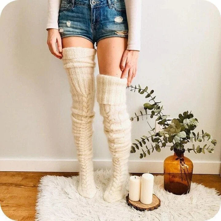 Close-up van gebreide hoge wollen dames sokken; zacht, warm en comfortabel voor elke winteroutfit.