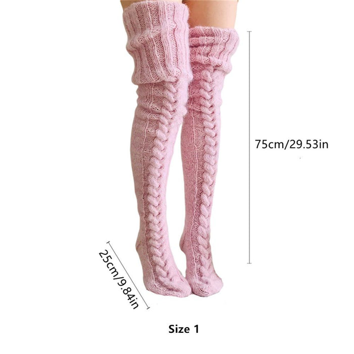 Gebreide hoge wollen dames sokken, klaar om je voeten warm te houden; ideale wintermode voor dagelijks gebruik.