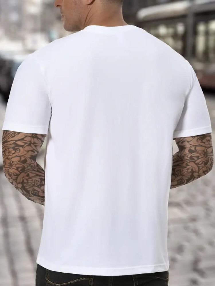 Achterkant van het witte heren t-shirt met hoge hals