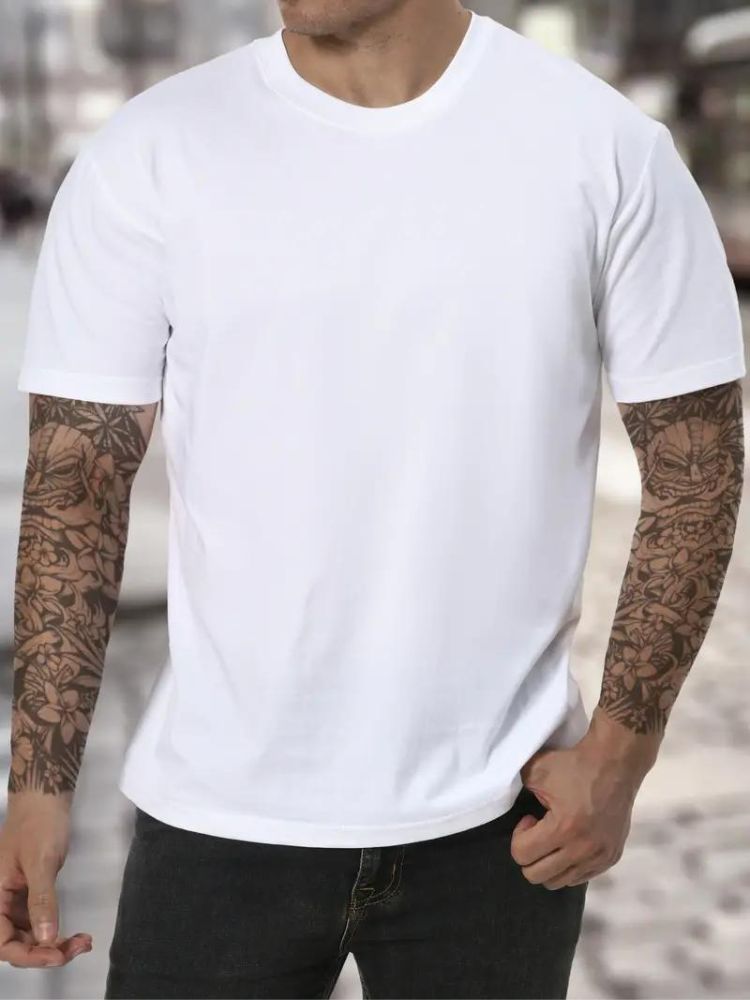 Heren hoge hals t-shirt in wit gedragen aan de voorkant