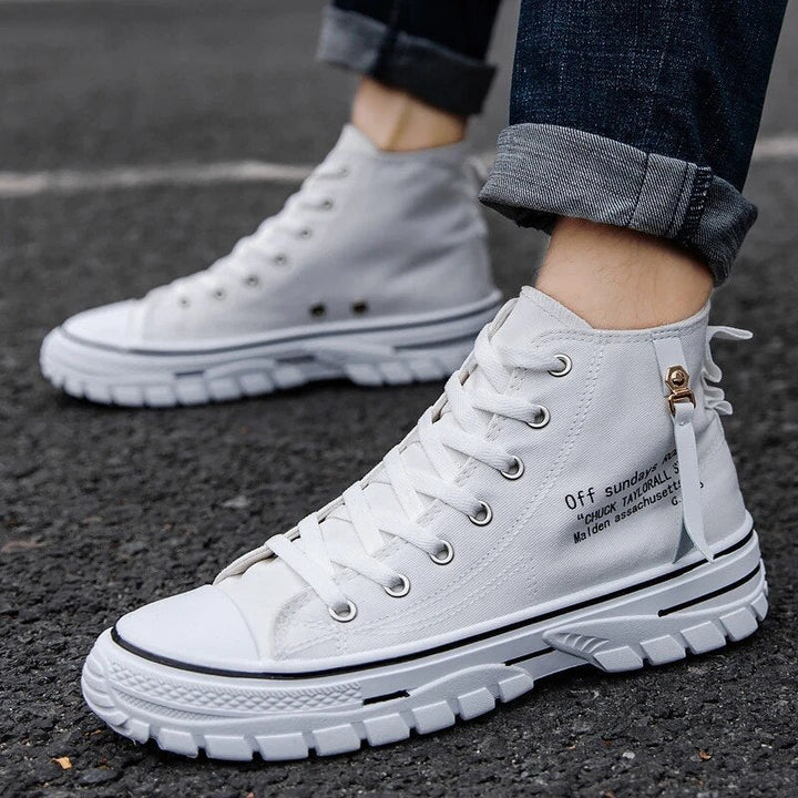 "Hoge heren sneakers, eigentijds design, synthetisch, casual of semi-formeel, kleuren: zwart, blauw, wit."