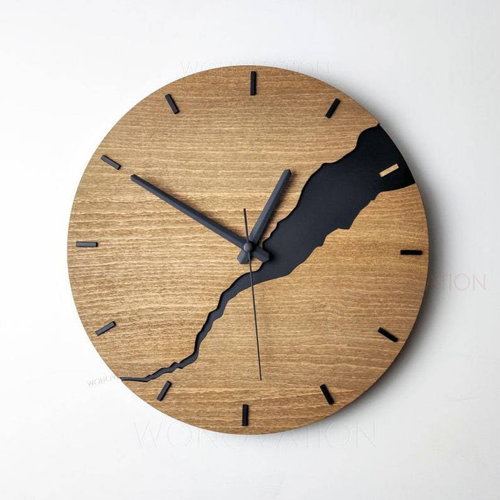 Minimalistische houten wandklok frontaal bekeken