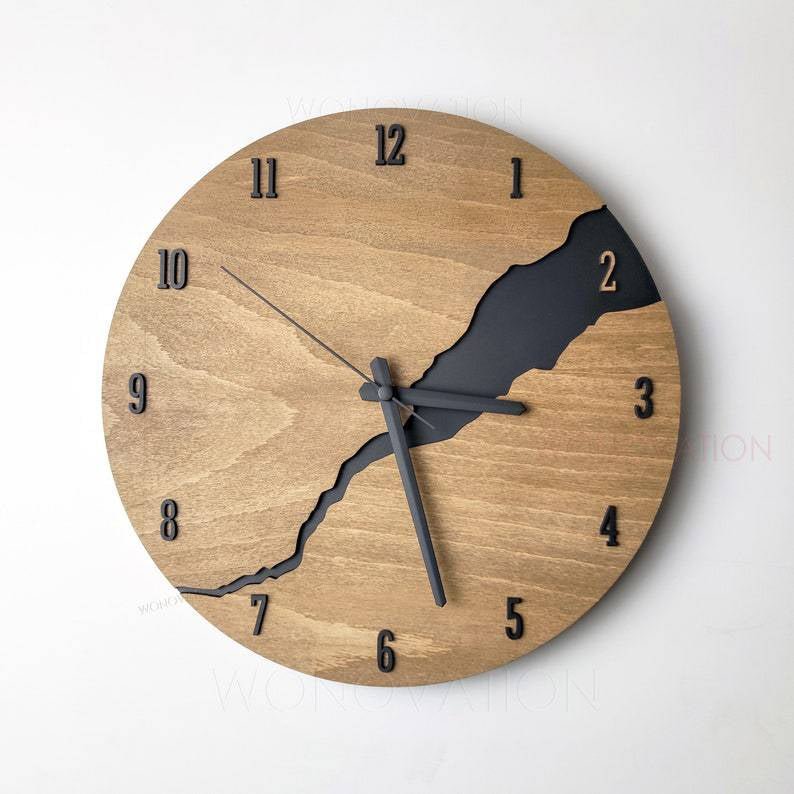 Stijlvolle houten wandklok met minimalistisch design hangend aan een lichte muur in de woonkamer