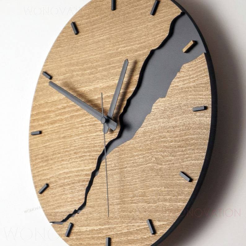 Stijlvolle houten wandklok met lijnen vanuit een schuine hoek