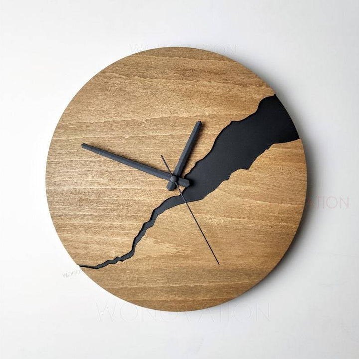 Detailopname van de stijlvolle houten wijzerplaat en wijzers van wandklok Nuvoro