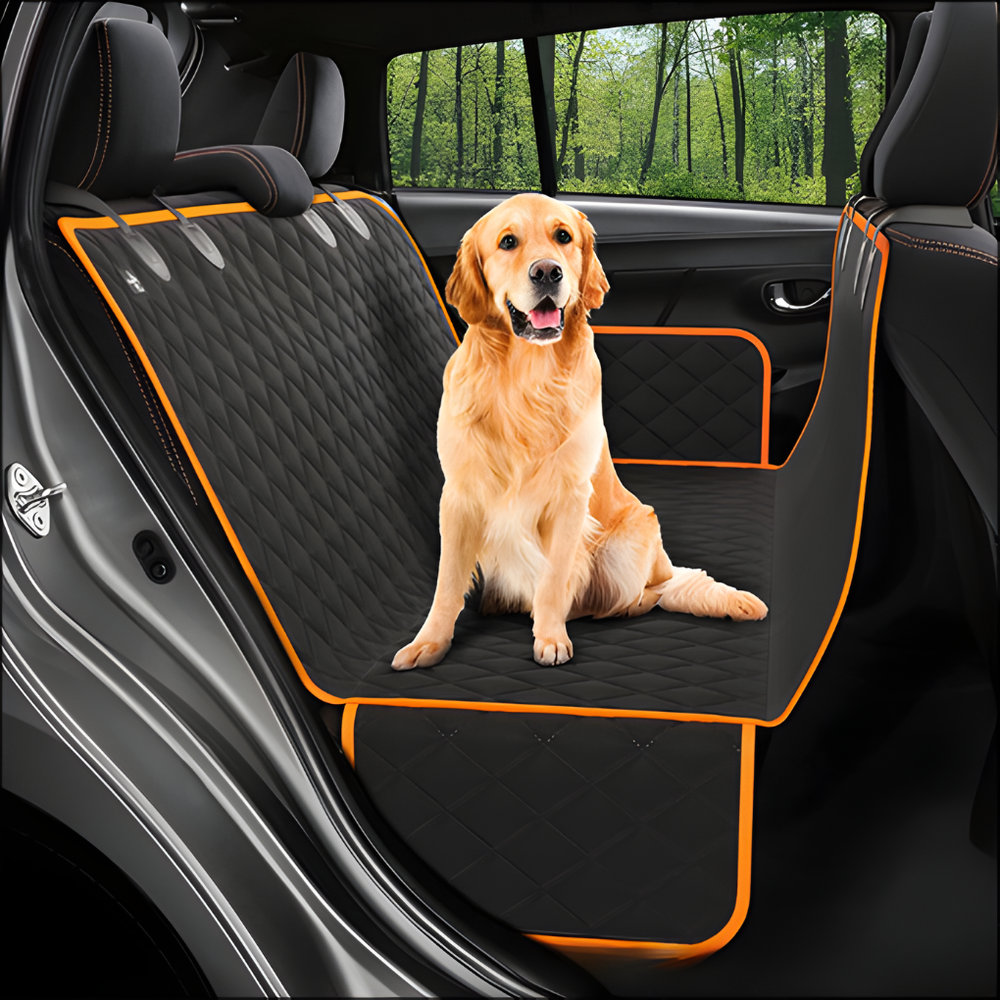 Grote hond ligt ontspannen op een zwarte zitverlenging in de auto, genietend van een veilige en comfortabele reis.