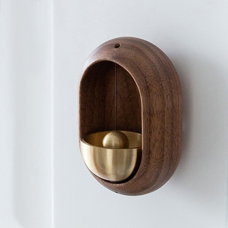 Houten deurgong met messing bel; sfeervolle deurbel voor rustgevend geluid en stijlvolle interieurdecoratie.