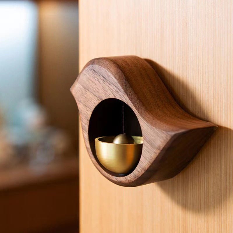 Elegante sfeerbel van hout en messing; deze decoratieve deurbel voegt een warme, rustgevende touch toe aan uw interieur.