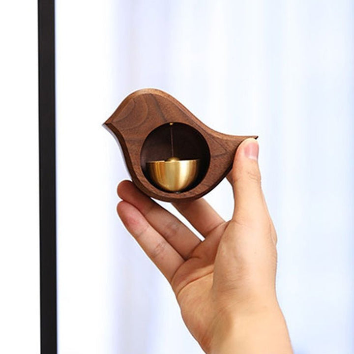 Stijlvolle deurgong als cadeau-idee; combineert hout en messing voor een sfeervolle deurbel en interieurdecoratie.