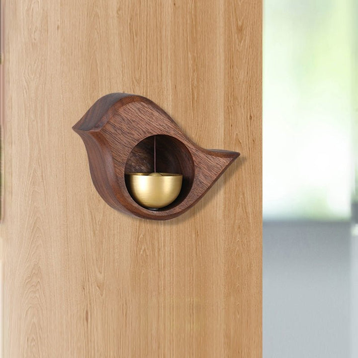 Decoratieve deurgong van hout en messing; een functionele sfeerbel die warmte en rust toevoegt aan uw huisdecoratie.