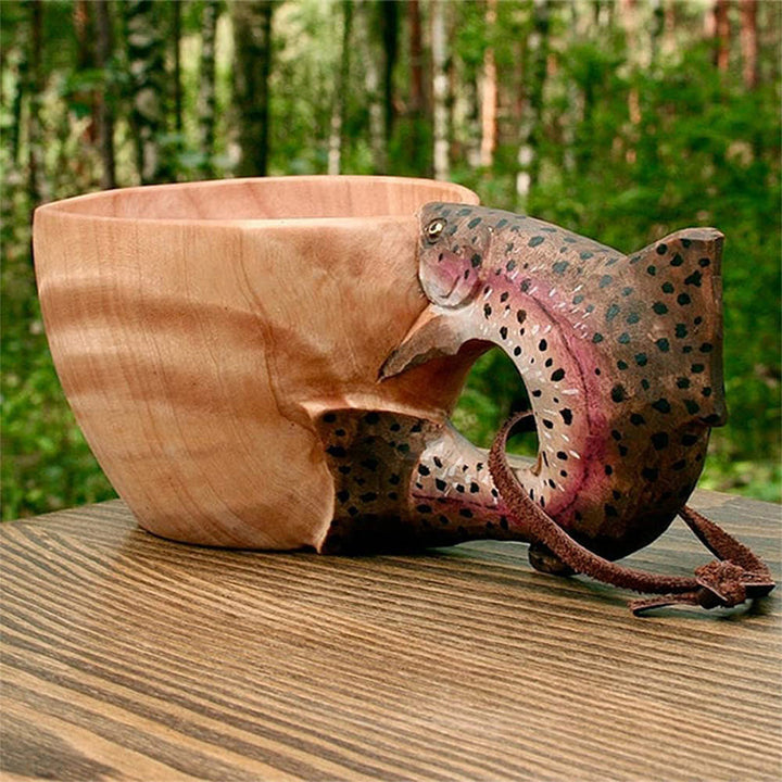 Ambachtelijke houten dierenmok met handvat, geschikt als kampeer-, koffie- of theemok voor buiten.